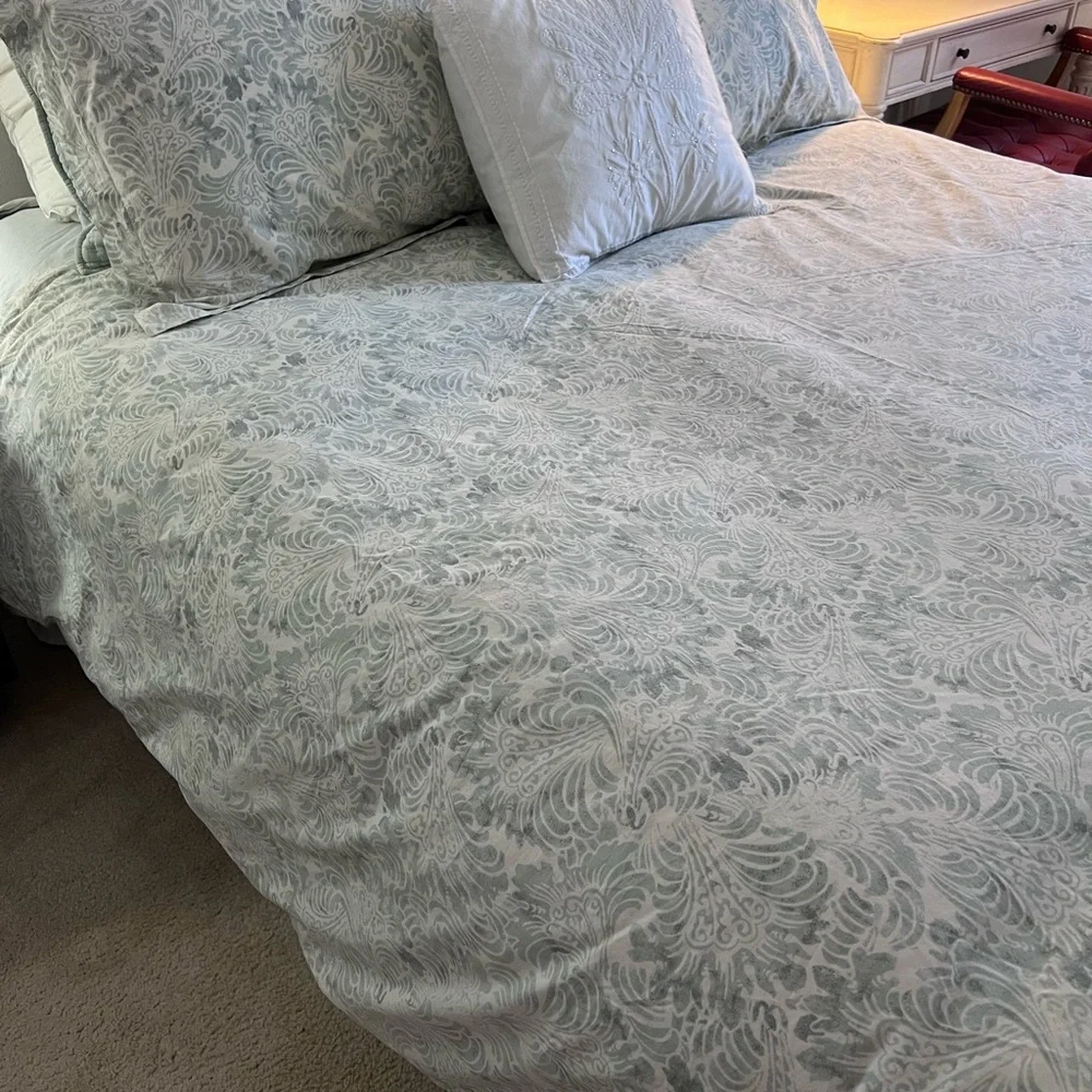 Pottery Barn Queen Duvet with shams